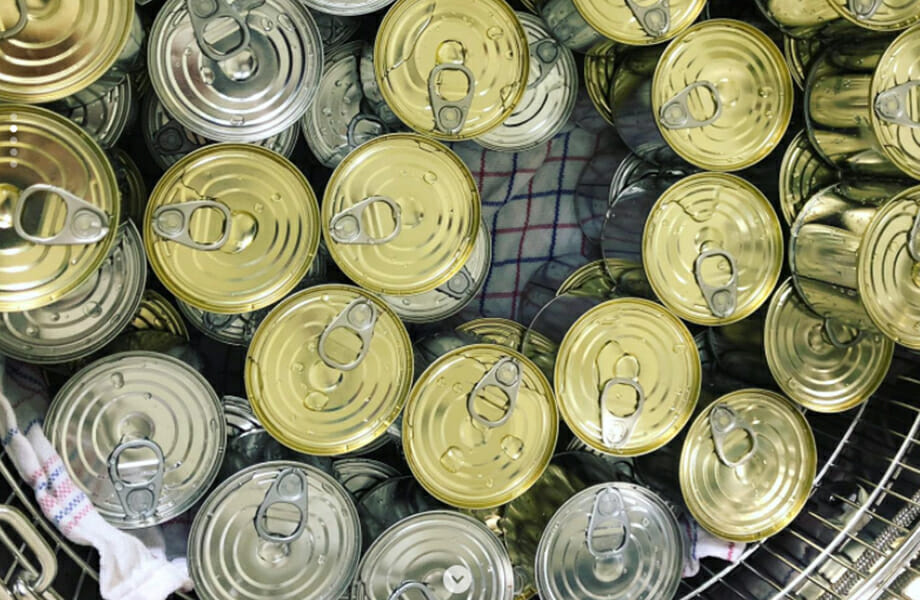 Latas de Mixblik en el interior de la autoclave de TERRA Food-Tech