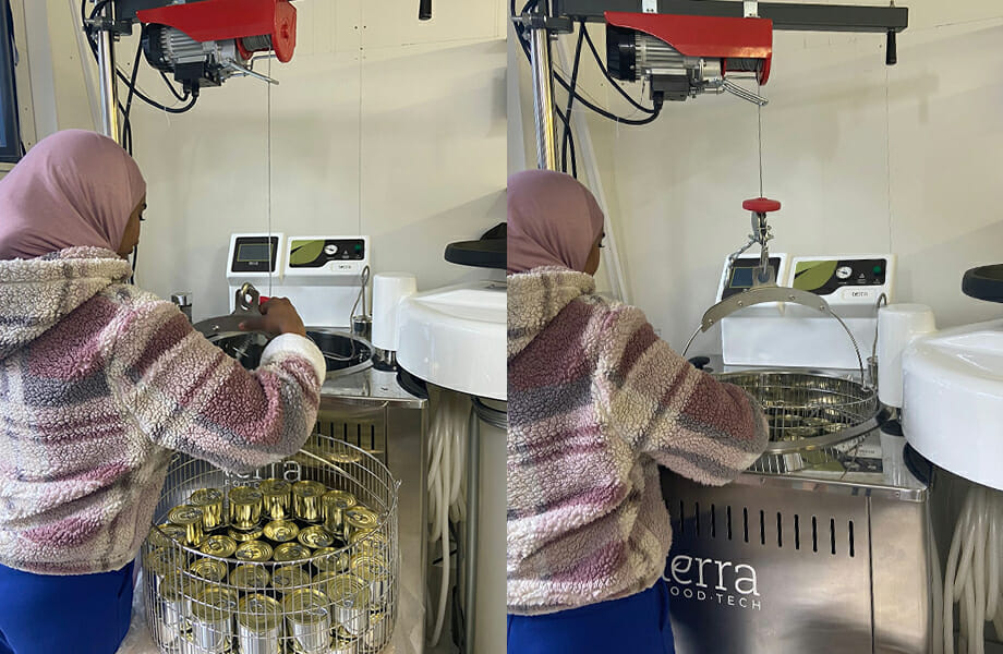 Mujer elaborando conservas de Mixblik con la autoclave de TERRA Food-Tech