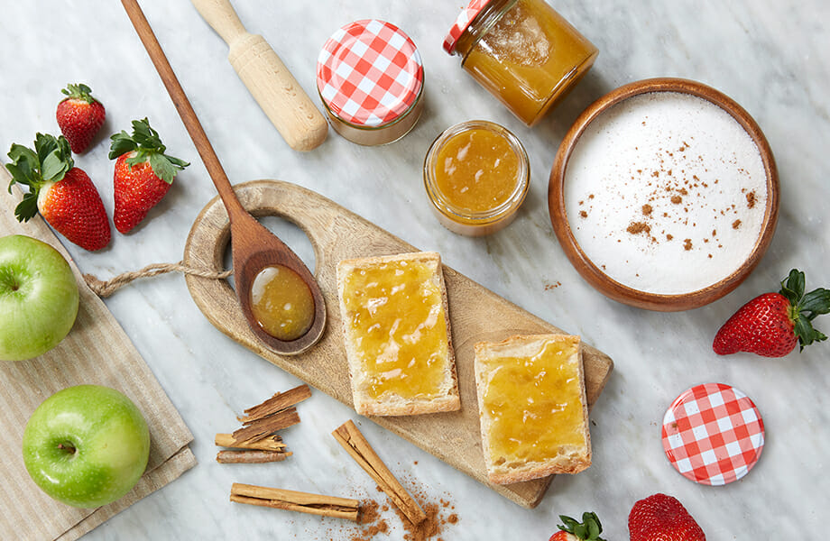 Bodegón de alimentos y frasco de vidrio con mermelada para mostrar el potencial de la comercialización de conservas gourmet