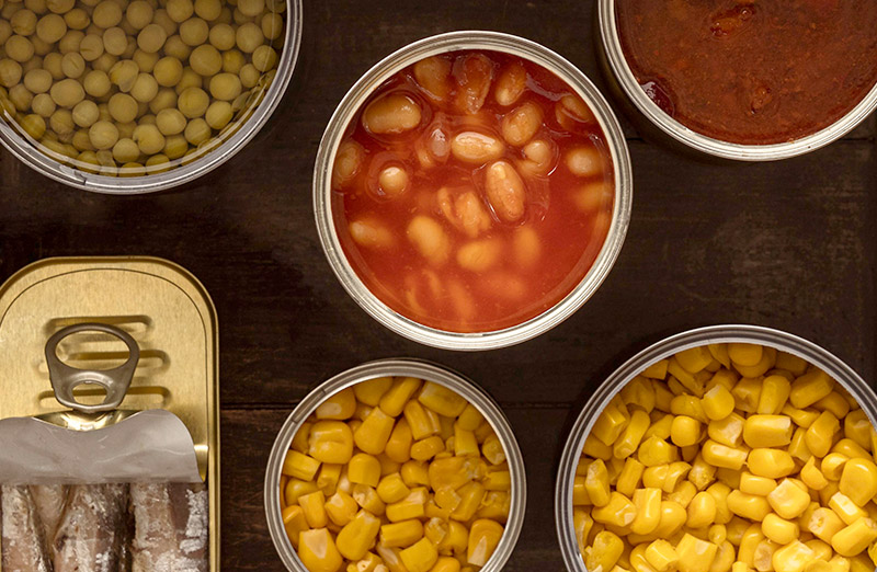 Historia de las conservas: latas de conserva con alimentos en su interior.