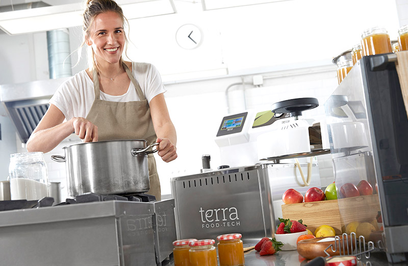 Mitos sobre la esterilización de conservas y platos preparados: productora elaborando conservas con autoclave.