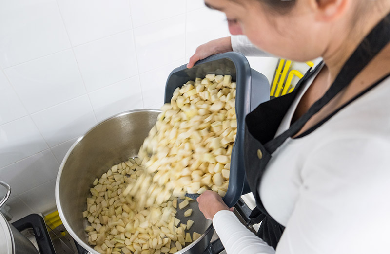 Pasos imprescindibles para esterilizar alimentos en conserva con autoclave: preparación de alimentos.