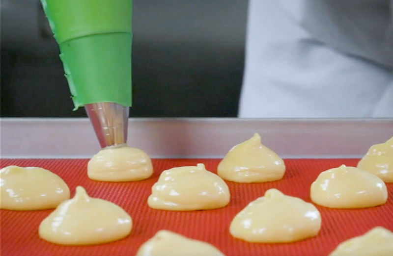 Luca Montersino elaborando productos de pastelería.