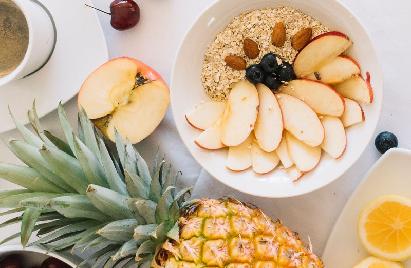 Bol de frutas con almendras y avena.