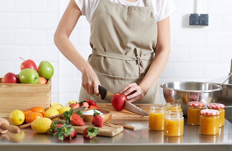 Preparación de fruta para la esterilización de fruta en conserva.