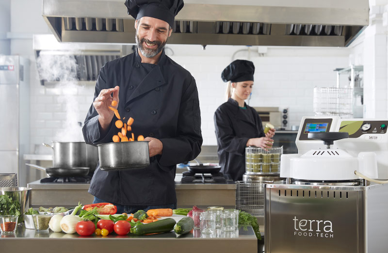 Chef cocinando verduras, para la posterior esterilización de verduras en conserva.