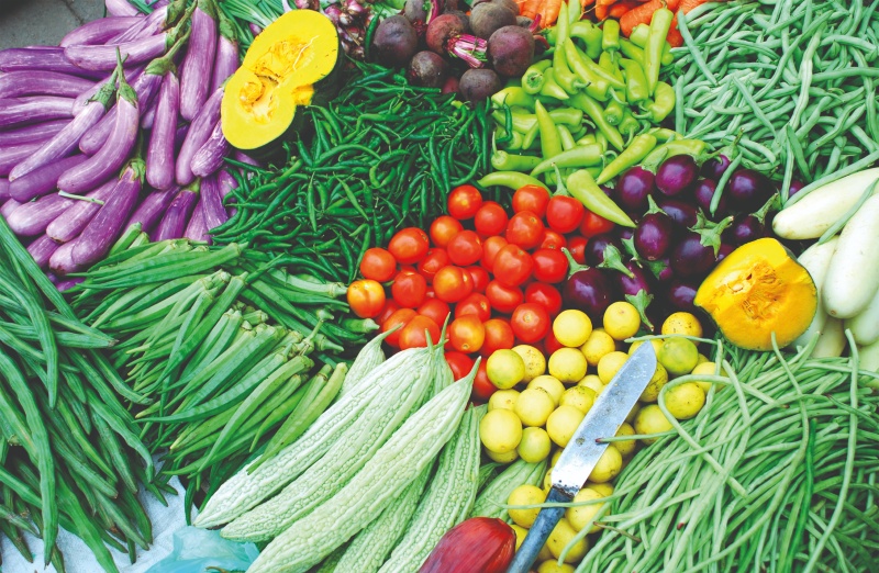 Amplia variedad de verduras: tomates cherry, judías, calabazas y berenjenas, entre otras verduras.