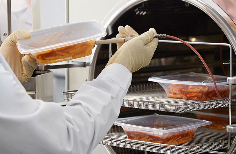 Esterilización de bandejas de plástico en autoclave alimentaria TERRA Food-Tech