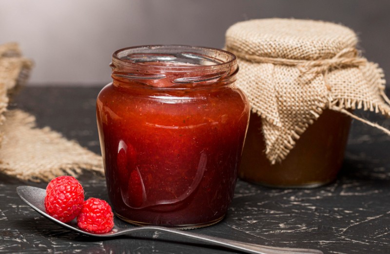 Tarro de mermelada de frutos del bosque