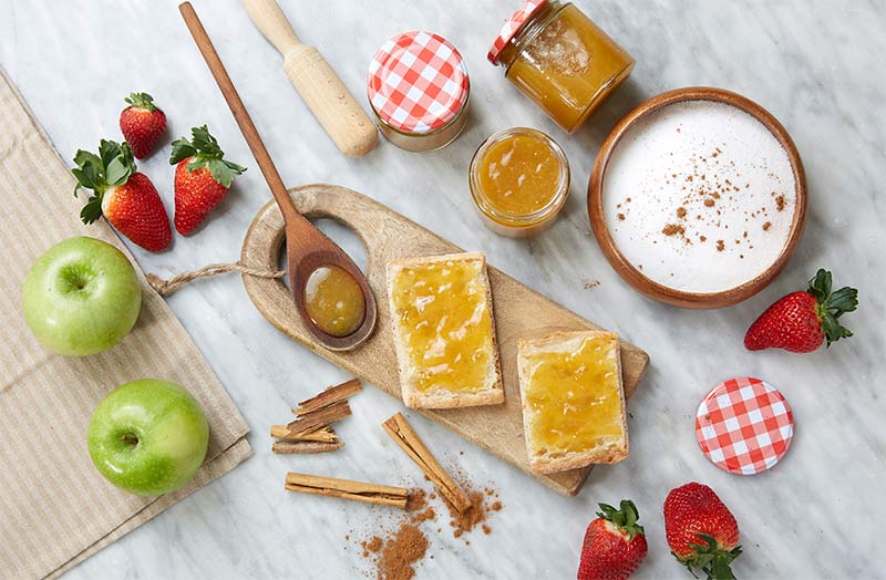 Mesa con mermeladas y frutas