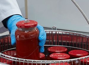 Autoclave con recipientes de tomate para ilustrar el caso de éxito de Brucefo.