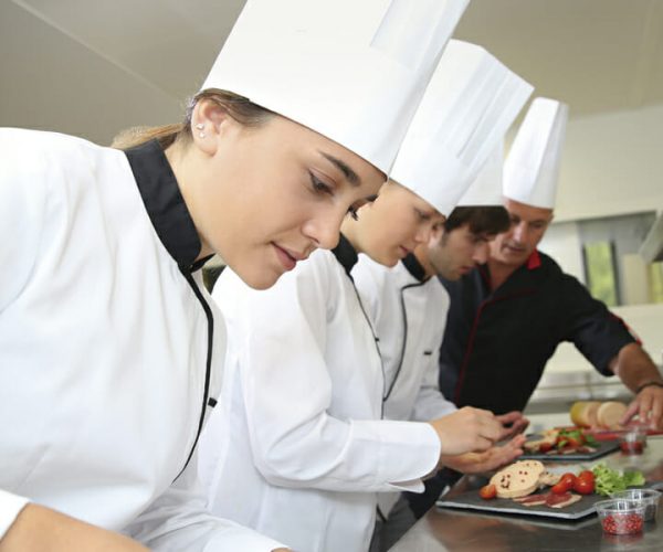 Escuela profesional de cocina que elabora conservas y platos preparados