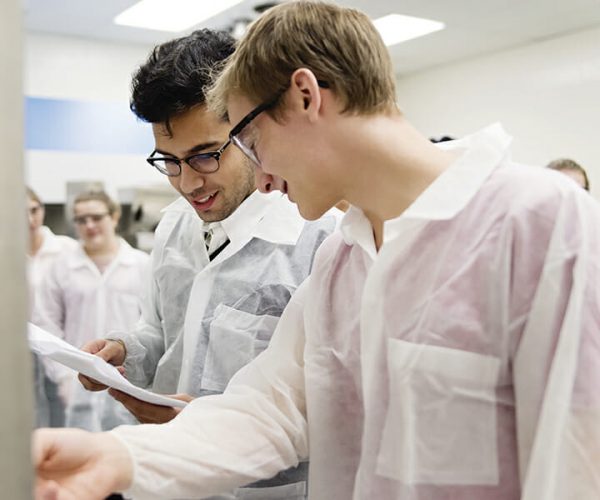 Estudiantes de escuela profesional de industria alimentaria